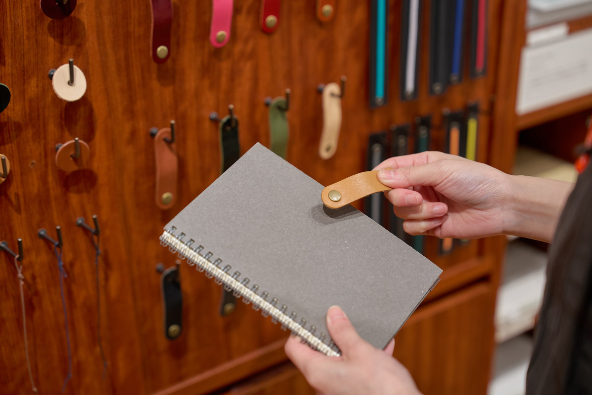 触って色合せして納得して選べる店舗でのオーダー